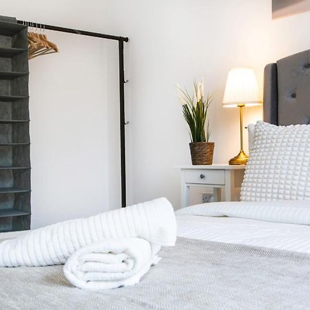 Cozy Townhouse In The Heart Of Greater Manchester Villa Exterior foto
